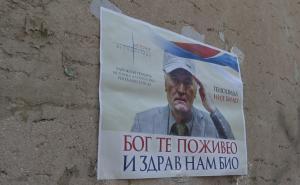 Foto: Dž.K./Radiosarajevo / Plakat podrške Ratku Mladiću u Bratuncu